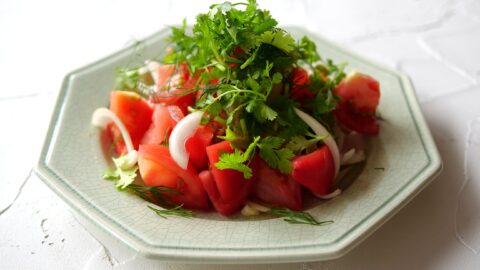 熊本県産トマトと玉ねぎのさっぱり香菜サラダ│フードスタイリスト