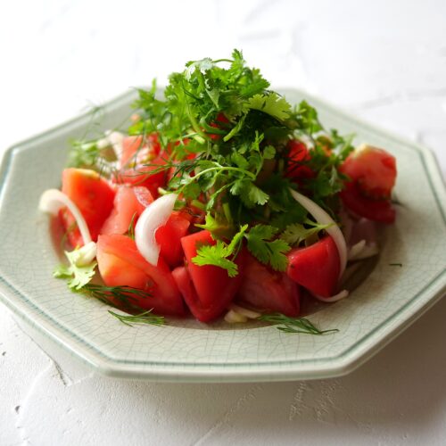 熊本県産トマトと玉ねぎのさっぱり香菜サラダ│フードスタイリスト