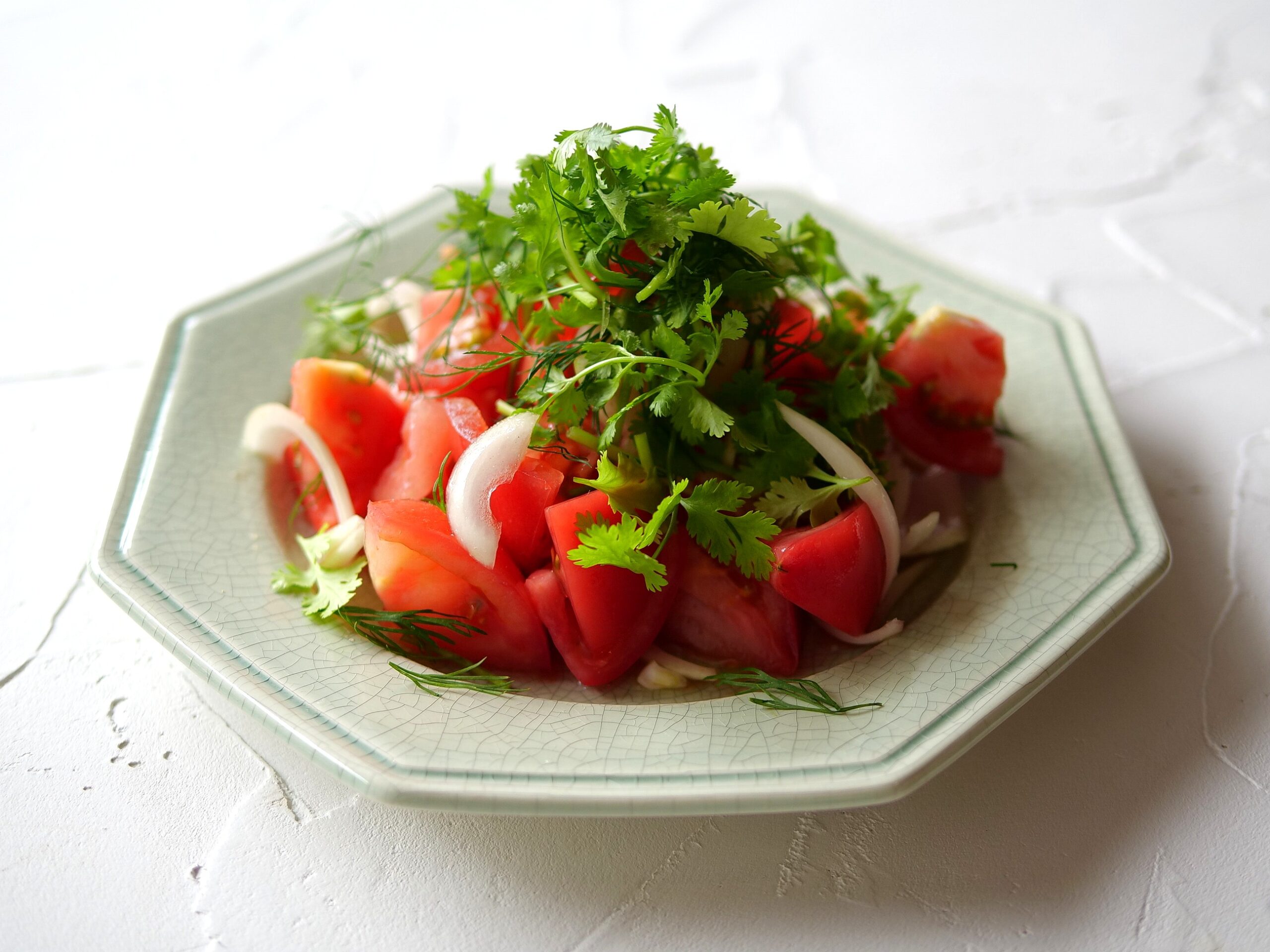 トマトとサラダ 熊本県産トマトと玉ねぎのさっぱり香菜サラダ│フードスタイリスト