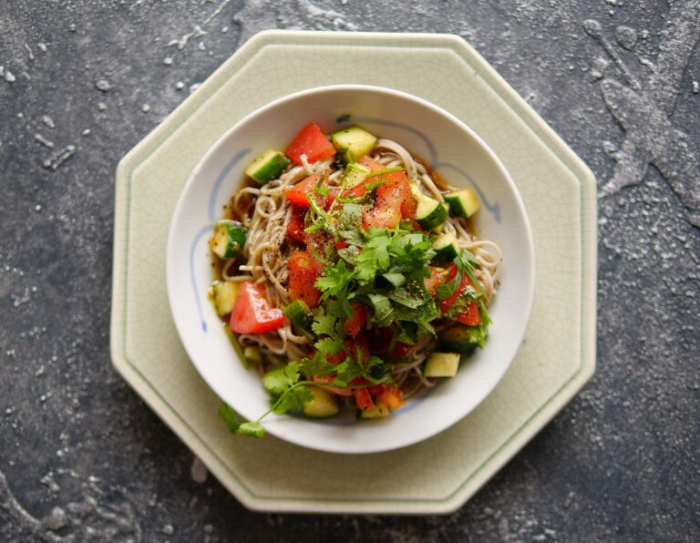 熊本県産トマトと新潟県産妻有そばのサラダ│フードスタイリスト